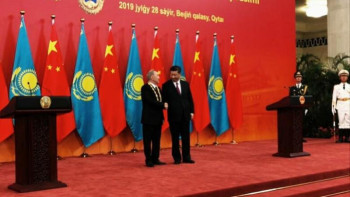 Фотография к новости: Си Цзиньпин Назарбаевты Достық Орденімен марапаттады