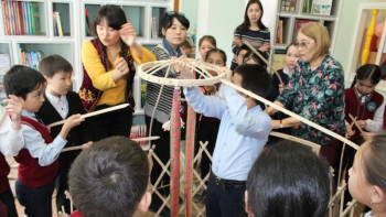 Фотография к новости: Кітапханадағы «Этноконструкторға» балалар қызығушылығы жоғары