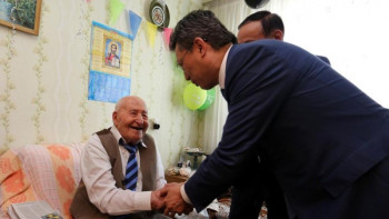 Фотография к новости: Бақыт Сұлтанов ардагерді 100 жылдық мерейтойымен құттықтады