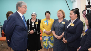 Фотография к новости: Мемлекет басшысы Алматыдағы «Бақытты отбасы» аналар орталығына барды