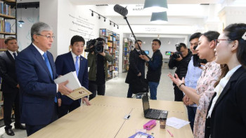 Фотография к новости: Тоқаев Алматыдағы Оpen space форматында жұмыс істейтін жасөспірімдер кітапханасын аралады