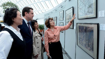 Фотография к новости: Елбасы кітапханасында «Құрсауда қалған виолончель» көрмесі ашылды