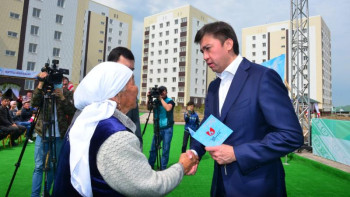 Фотография к новости: Шымкентте баспана кезегінде тұрғандарға жалдамалы пәтер берілді