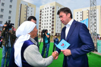 Фотография к новости: Шымкентте баспана кезегінде тұрғандарға жалдамалы пәтер берілді