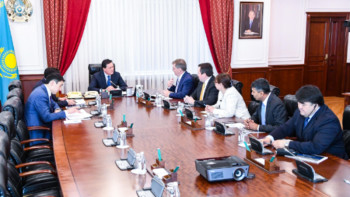 Фотография к новости: Мамин Chevron өкілімен мұнай-газ машинасын жасау болашағын талқылады 