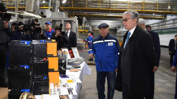 Фотография к новости: Тоқаев «Қайнар АКБ» жауапкершілігі шектеулі серіктестігіне барды