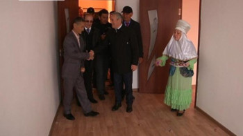 Фотография к новости: Алматы облысында кәсіпкер 2 отбасыға пәтер кілтін сыйлады