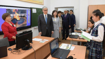 Фотография к новости: Қазақстан Президенті Үштөбе қаласындағы мектепке барды