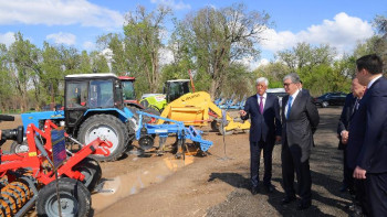 Фотография к новости: Тоқаев «Қаратал-АГРО» сервистік дайындау орталығына барды