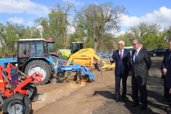 Фотография к новости: Тоқаев «Қаратал-АГРО» сервистік дайындау орталығына барды
