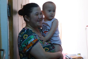 Фотография к новости: Тек төлқұжат өткіздім – көмек алған 4 балалы ана