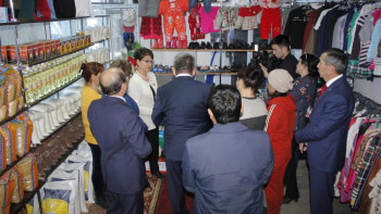 Фотография к новости: Мәжілісмендер Ақсу-Аюлы ауылындағы көпбалалы отбасыларға арналған дүкенге барып көрді