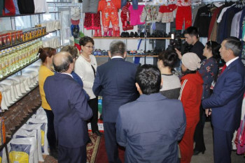 Фотография к новости: Мәжілісмендер Ақсу-Аюлы ауылындағы көпбалалы отбасыларға арналған дүкенге барып көрді