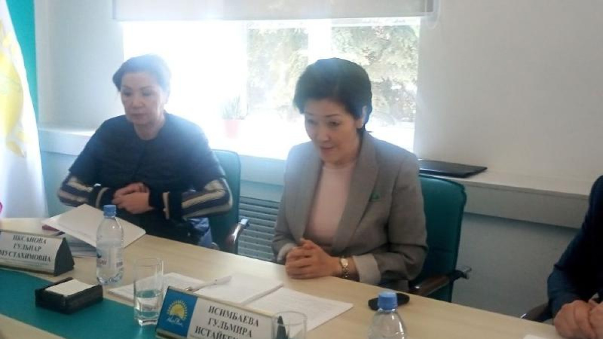 Депутаттар Алматыдағы көпбалалы аналармен кездесті