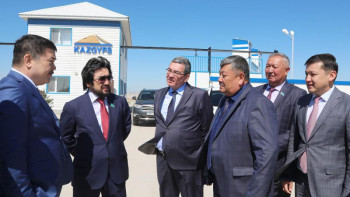 Фотография к новости: Мәжілісмендер Жамбыл облысындағы гипс өндіру зауытының еңбек ұжымымен кездесті