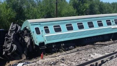 Ақмола облысында пойыздың 8 вагоны аударылып қалды