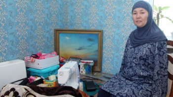 Фотография к новости: Екі аяқпен қыз жасауын тігетін Анар Бексұлтанова 