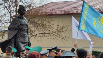 Фотография к новости: Петерборда Әлия Молдағұловаға ескерткіш ашылды