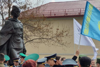 Фотография к новости: Петерборда Әлия Молдағұловаға ескерткіш ашылды