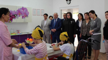 Фотография к новости: Мәжілісмендер балаларға арнаулы әлеуметтік қызмет көрсететін орталықтың жұмысымен танысты