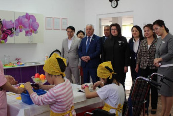 Фотография к новости: Мәжілісмендер балаларға арнаулы әлеуметтік қызмет көрсететін орталықтың жұмысымен танысты