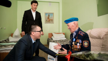 Фотография к новости: «ҚазМұнайГаз» компаниясының қызметкерлері ардагерлерге құрмет көрсетті