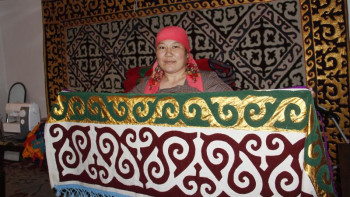 Фотография к новости: Қызылордалық көпбалалы ана киіз басып, текемет тоқиды