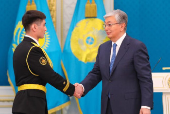 Фотография к новости: Тоқаевтың қолынан бүгін кім марапат алды?
