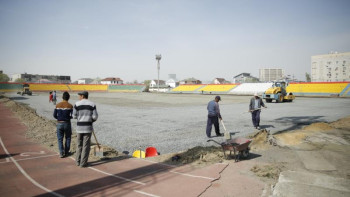 Фотография к новости: Атырауда "Мұнайшы" стадионының футбол алаңы жаңартылады