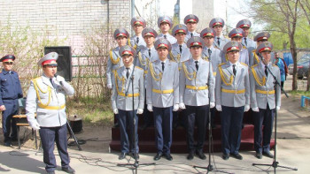 Фотография к новости: Павлодарлық полицейлер соғыс ардагерлерінің үйлеріне барып, терезе астында ән шырқады