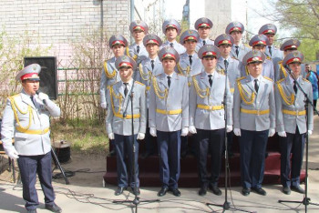 Павлодарлық полицейлер соғыс ардагерлерінің үйлеріне барып, терезе астында ән шырқады