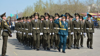 Фотография к новости: Көкшетауда Отан қорғаушылар күніне арналған мерекелік шеру өтті 