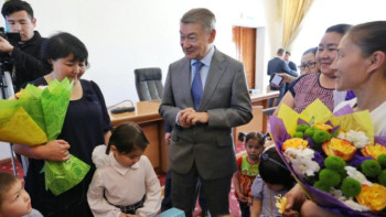 Фотография к новости: Өскеменде көпбалалы отбасылардың алғашқы легіне пәтер кілттері табысталды