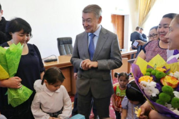 Фотография к новости: Өскеменде көпбалалы отбасылардың алғашқы легіне пәтер кілттері табысталды