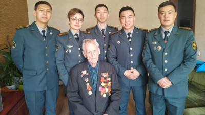 Курсанттар соғыс ардагерлеріне құрмет көрсетті