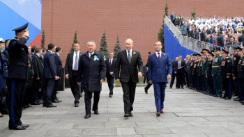 Фотография к новости: Назарбаев Қызыл алаңдағы әскери парадқа қатысты