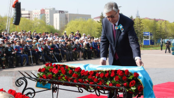 Фотография к новости: Тоқаев Отан қорғаушылар монументіне гүл шоғын қойды