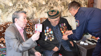 Фотография к новости: Полицейлер ардагерге құрмет көрсетті