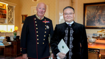 Фотография к новости: Ұлттық киіммен сенім грамотасын тапсырған Елші елді сүйсінтті