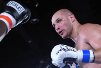 Фотография к новости: Иван Дычко америкалық боксшыны жеңді