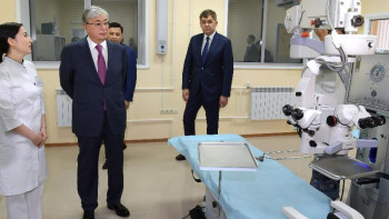 Фотография к новости: Президент Оралдағы көпсалалы медицина орталығын аралап көрді