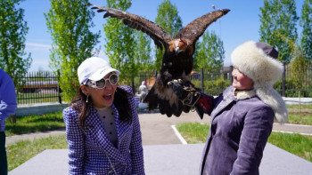 Фотография к новости: Бүркітші Айшолпанның қатысуымен «Ана мен бала» аллеясы ашылды