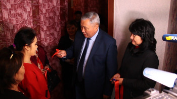 Фотография к новости: Семейде мектеп ұжымы ата-ана қамқорынсыз қалған бойжеткенге пәтер сыйлады 