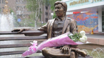 Фотография к новости: Алматыда Шәкен Аймановтың ескерткіші ашылды