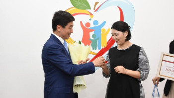 Фотография к новости: Алматыда көпбалалы аналар пәтер кілтін алды