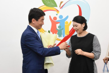 Фотография к новости: Алматыда көпбалалы аналар пәтер кілтін алды