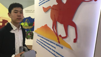 Фотография к новости: Оқушылар ескерткіштермен арнайы көзілдірік арқылы танысады