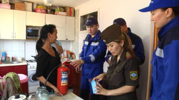 Фотография к новости: Құтқарушылар құрылғыларды тегін таратуда