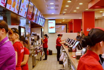 Фотография к новости: Студент жыл бойы КFC-де тегін тамақтанған