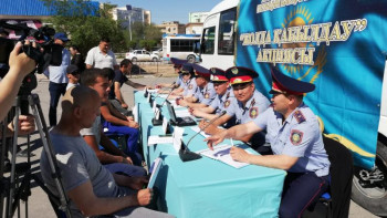 Фотография к новости: Маңғыстаулық полицейлер аймақ тұрғындарының ұсыныс-тілегін жолда қабылдады
